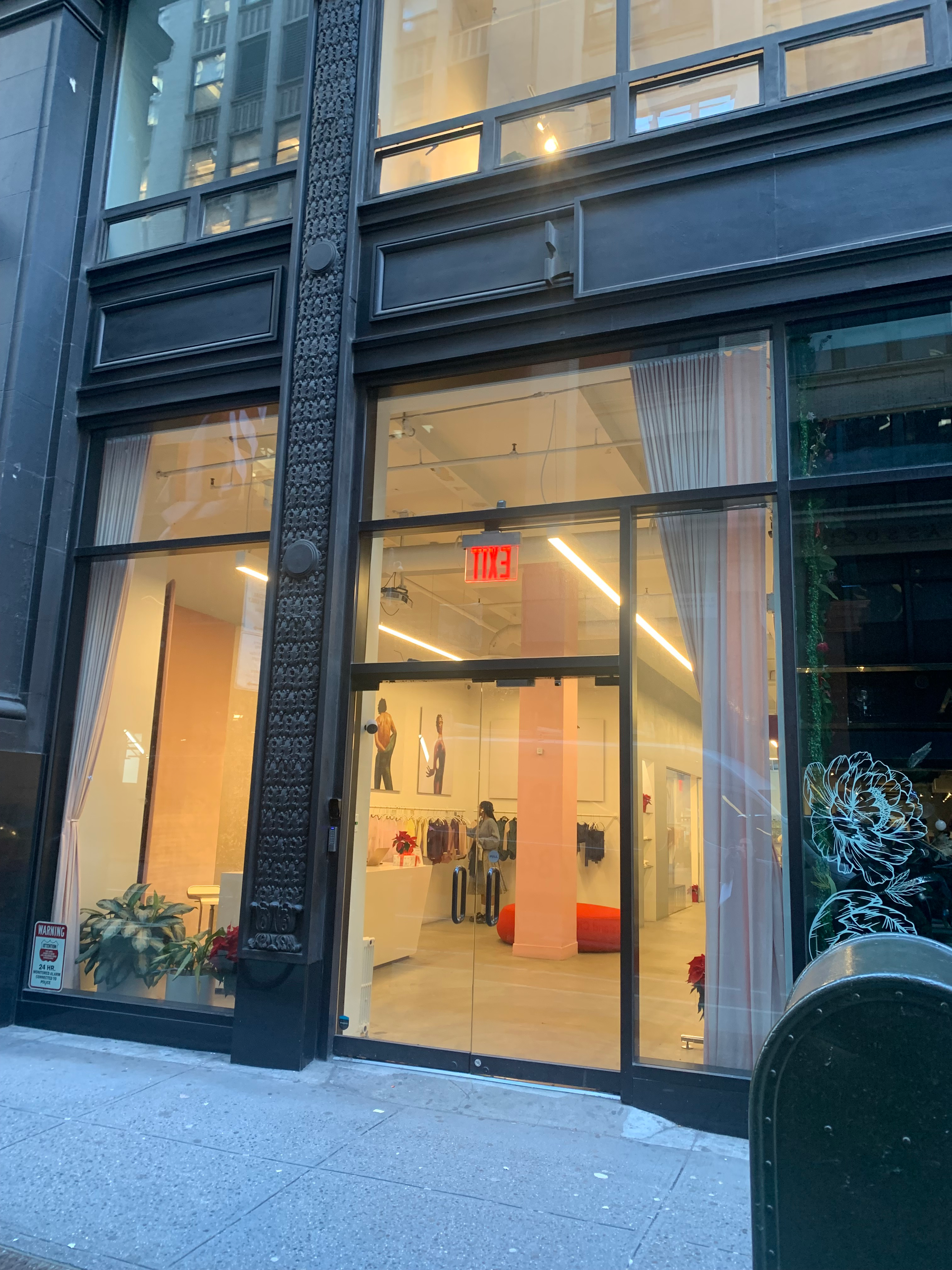 214 West 39th Street – Retail